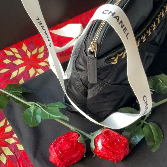 🌹 CHANEL LARGE POUCH WITH FOLDABLE TOTE BAG 🌹NWT🌹 - Picture 11 of 16
